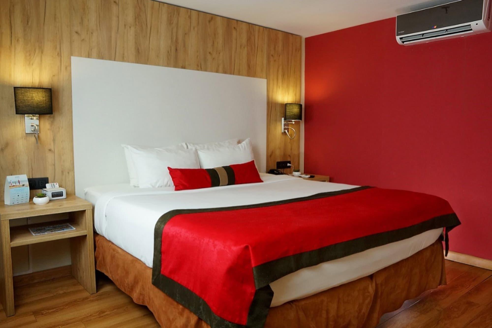 Ramada By Wyndham Via Argentina Hotel