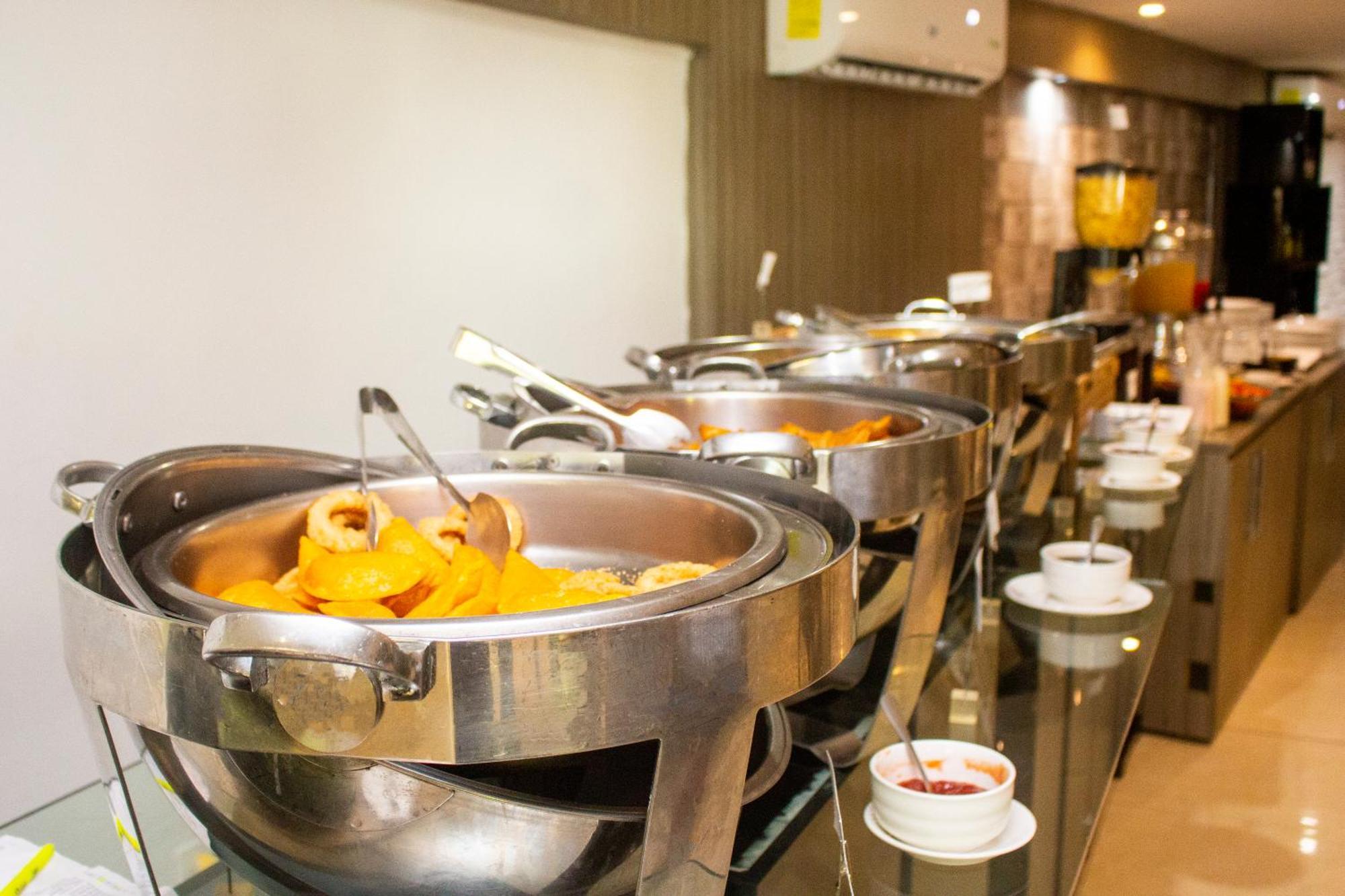 Ramada By Wyndham Via Argentina Hotel