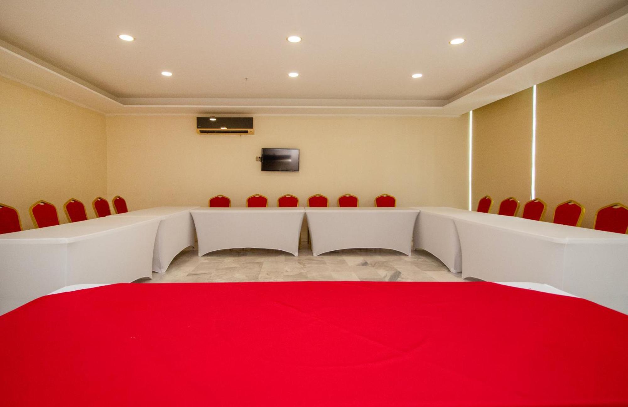 Ramada By Wyndham Via Argentina Hotel