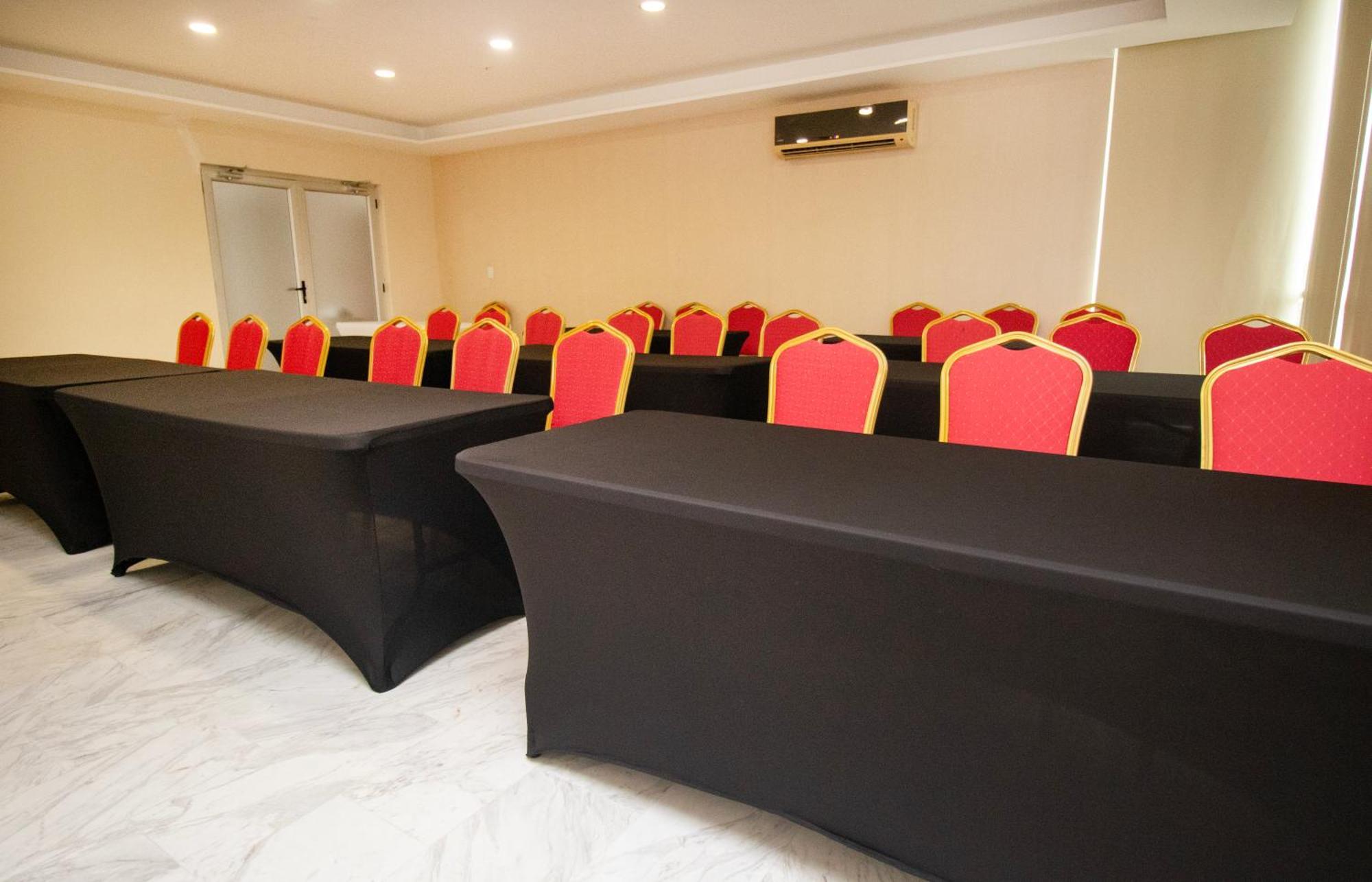 Hotel Ramada By Wyndham Via Argentina