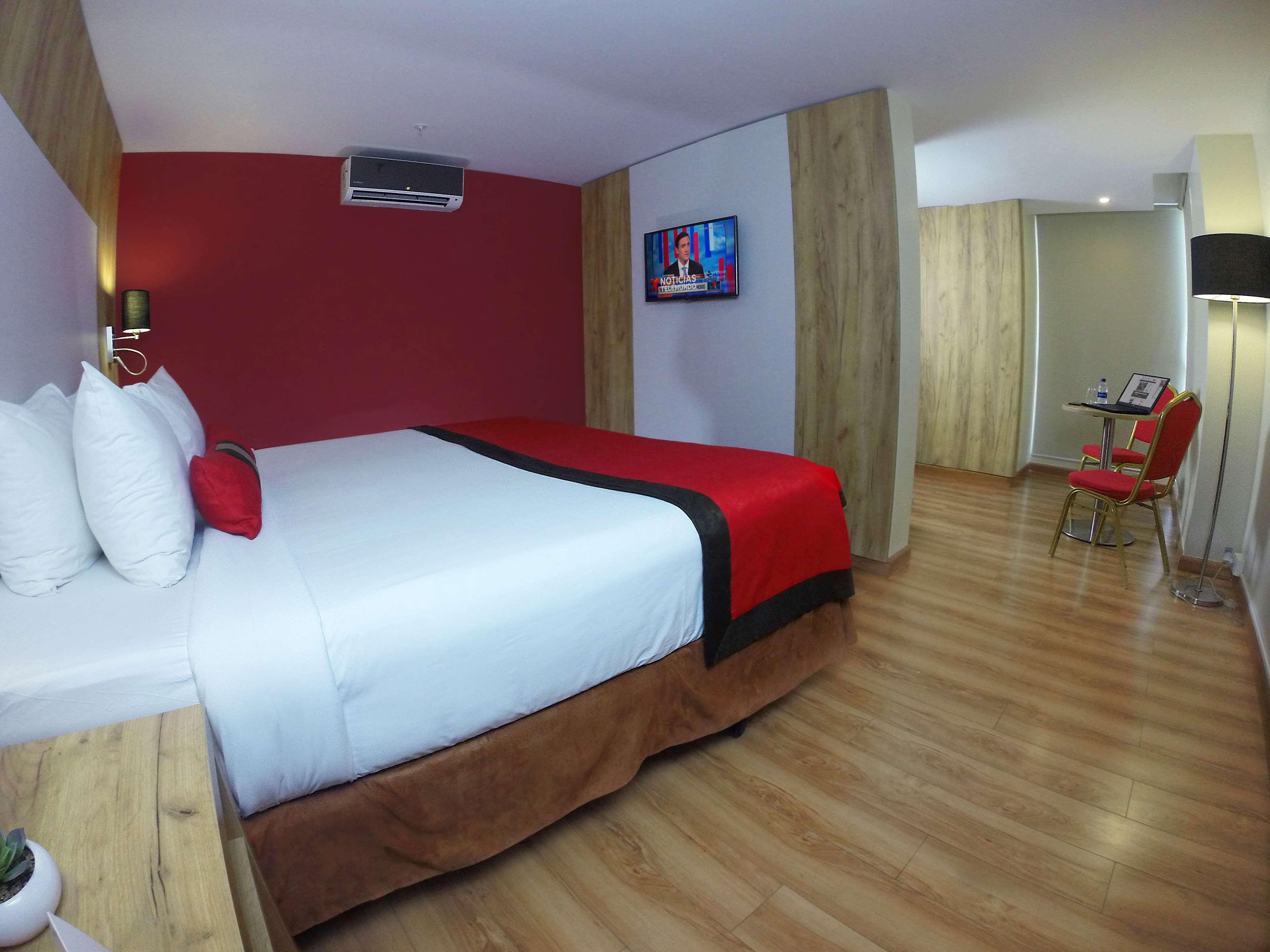 Ramada By Wyndham Via Argentina Hotel